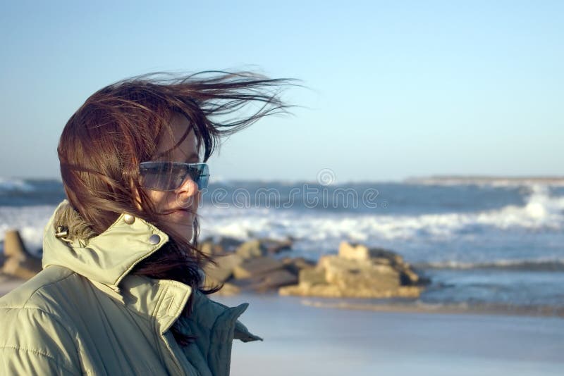 Eine Frau in einem sehr windigen Meer stockfotos