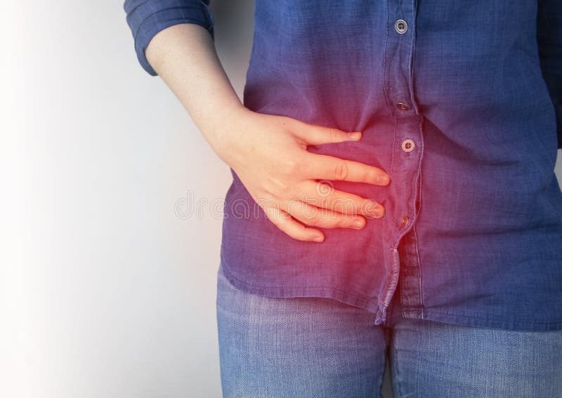 Eine Frau leidet unter den Schmerz im Anhang. Akute Blinddarmentzündung crohns Krankheit oder Entzündungs Darmerkrankung. Chirurgp Eine Frau leidet unter den Schmerz im Anhang. Akute Blinddarmentzündung crohns Krankheit oder Entzündungs Darmerkrankung. Chirurgp
