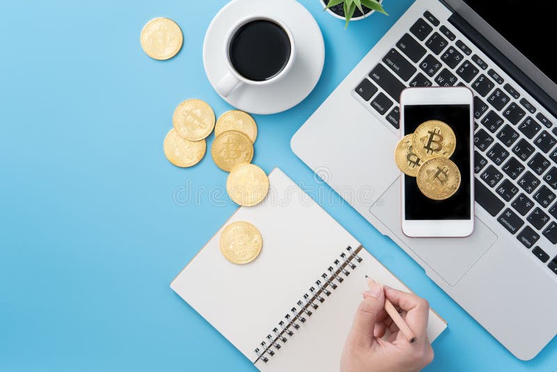 Eine Frau wird erklärend das Geldkonzept auf Arbeitsschreibtisch des sauberen blauen Büros mit bitcoin und Kaffeetasse, Arbeitspl lizenzfreies stockbild Eine Frau wird erklärend das Geldkonzept auf Arbeitsschreibtisch des sauberen blauen Büros mit bitcoin und Kaffeetasse, Arbeitspl lizenzfreies stockbild