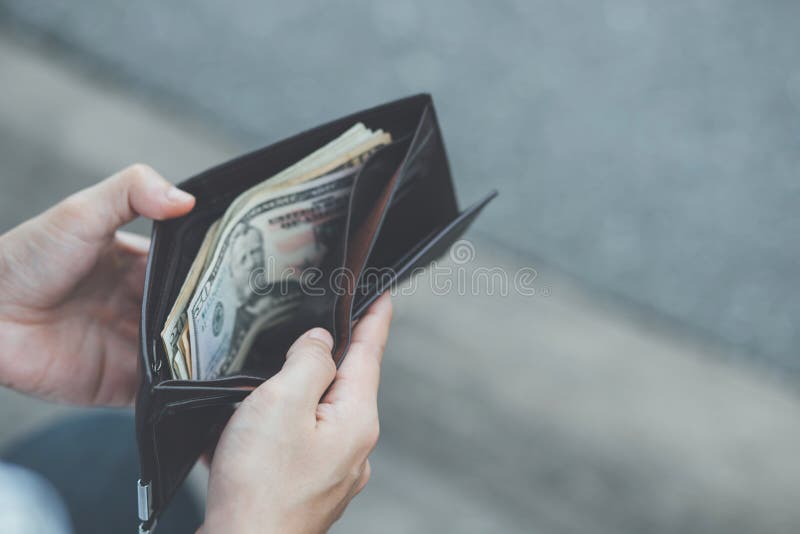 Eine Geldbörse in den Händen eines Mannes halten, Geld aus der Tasche zu nehmen lizenzfreies stockbild Eine Geldbörse in den Händen eines Mannes halten, Geld aus der Tasche zu nehmen lizenzfreies stockbild