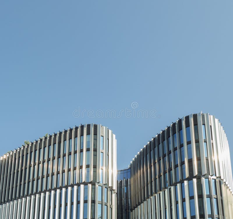 Eine gewellte moderne Architektur auf einfachem blauem Himmel als Hintergrund stockbilder Eine gewellte moderne Architektur auf einfachem blauem Himmel als Hintergrund stockbilder