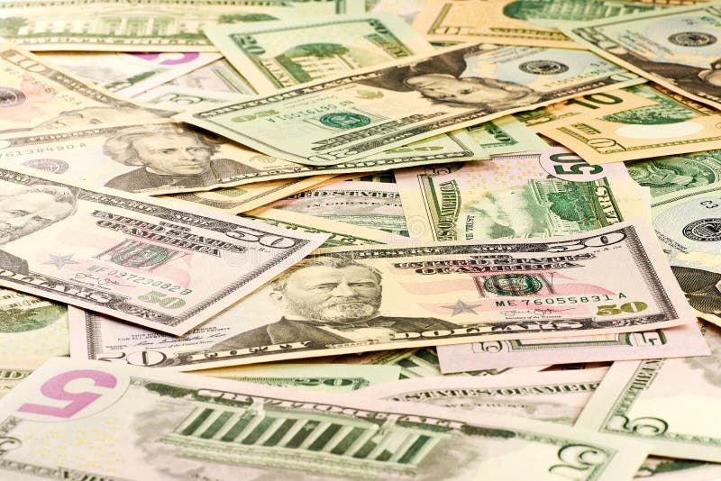 Eine Großaufnahme eines Stapels US fünf und zehn und zwanzig und fünfzig Dollarscheine stockbild Eine Großaufnahme eines Stapels US fünf und zehn und zwanzig und fünfzig Dollarscheine stockbild