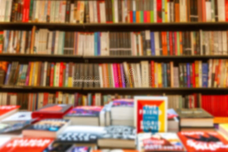 Eine große Auswahl an Büchern in Regalen in einem Buchladen unscharf Hintergrund Textbereich lizenzfreie stockfotos