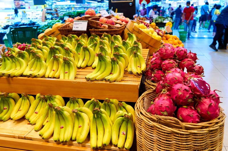 Eine große Auswahl an reifen saftigen Früchten in einem asiatischen Supermarkt stockfotos