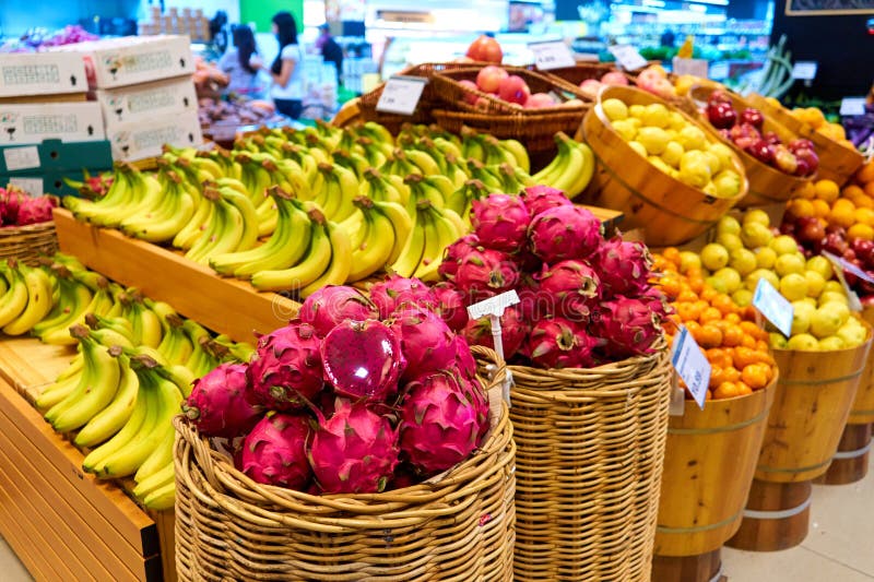 Eine große Auswahl an reifen saftigen Früchten in einem asiatischen Supermarkt lizenzfreies stockbild