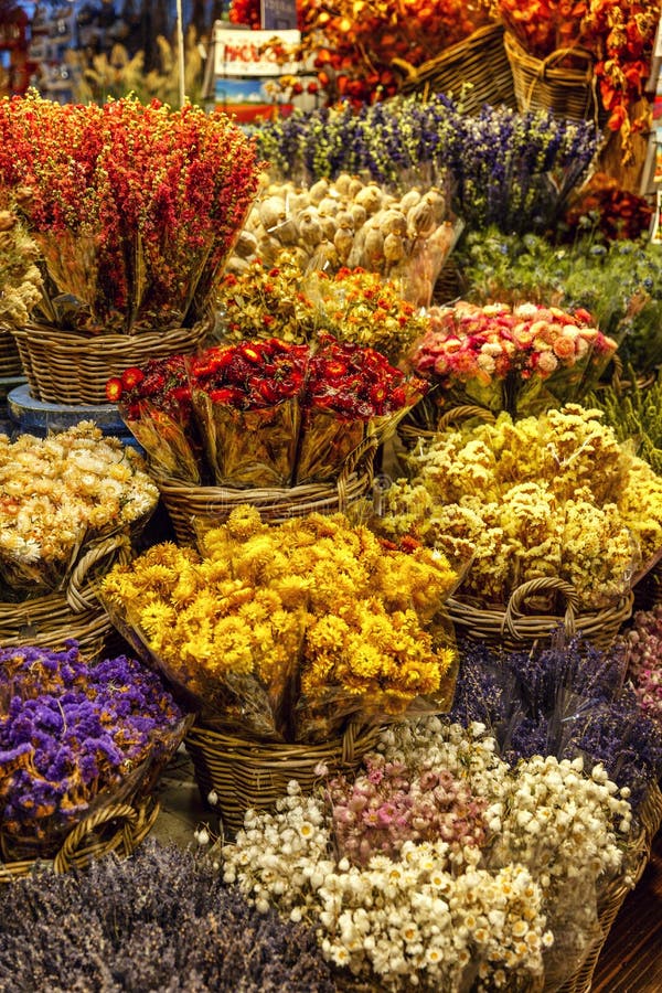 Eine große Auswahl an schönen Bouquets in einem Blumenladen stockfotos