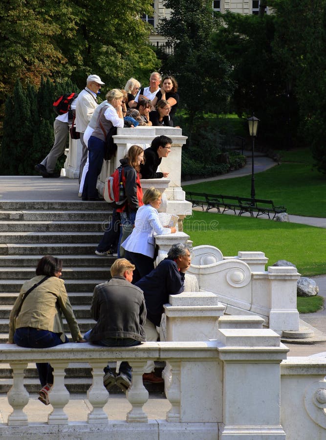 Menge der Touristen, die in Richtung zum Wiener Park anstarren stockfoto Menge der Touristen, die in Richtung zum Wiener Park anstarren stockfoto