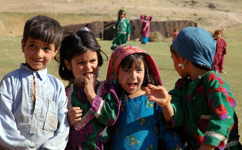 Eine Gruppe afghanischer Kinder in einem kleinen Dorf zwischen Chaghcharan und dem Marmart in Afghanistan stockfoto Eine Gruppe afghanischer Kinder in einem kleinen Dorf zwischen Chaghcharan und dem Marmart in Afghanistan stockfoto