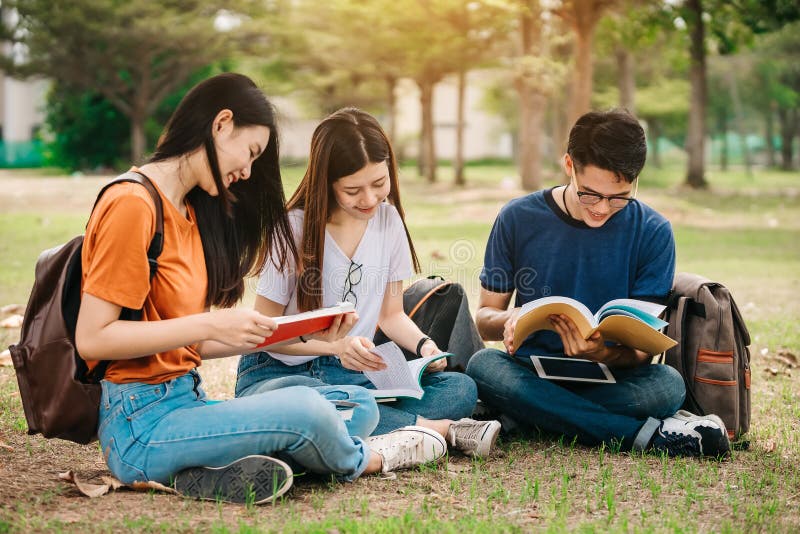 Eine Gruppe des jungen oder jugendlich asiatischen Studenten in der Universität lizenzfreies stockbild Eine Gruppe des jungen oder jugendlich asiatischen Studenten in der Universität lizenzfreies stockbild