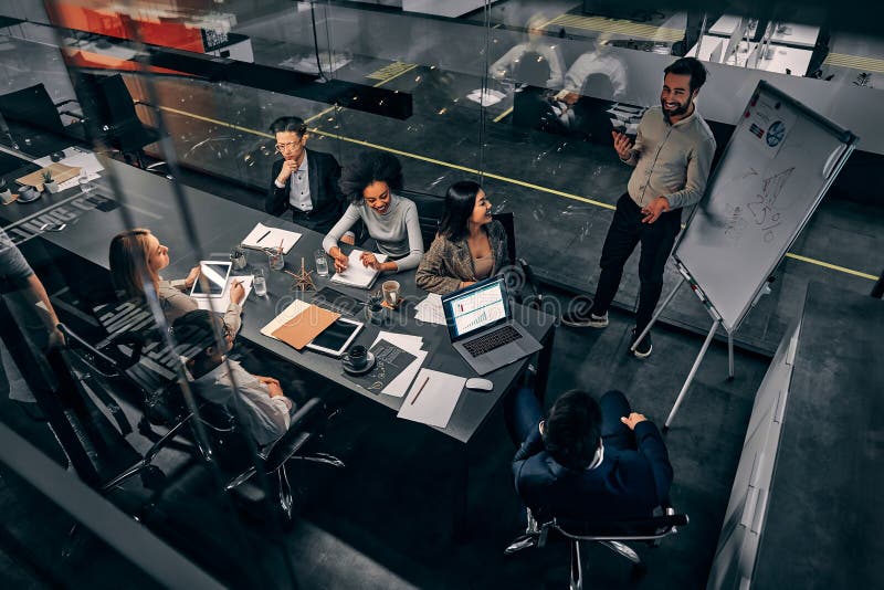 Eine Gruppe gut aussehender Geschäftsleute, die in einem geräumigen Konferenzraum in einem großen Business Center arbeiten. Konzep stockfotografie