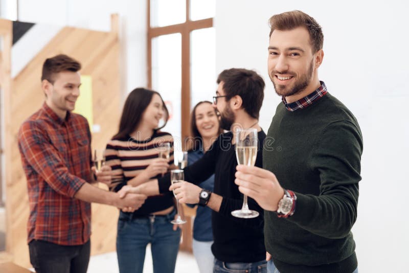 Eine Gruppe junge feiernde Büroangestellten lizenzfreie stockfotos Eine Gruppe junge feiernde Büroangestellten lizenzfreie stockfotos