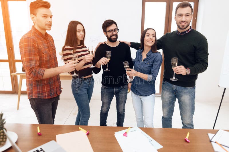 Eine Gruppe junge feiernde Büroangestellten stockbilder Eine Gruppe junge feiernde Büroangestellten stockbilder