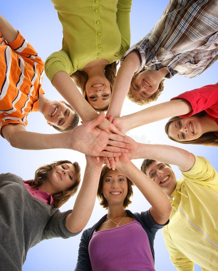 Eine Gruppe junge teenages, die Hände zusammenhalten lizenzfreies stockbild Eine Gruppe junge teenages, die Hände zusammenhalten lizenzfreies stockbild