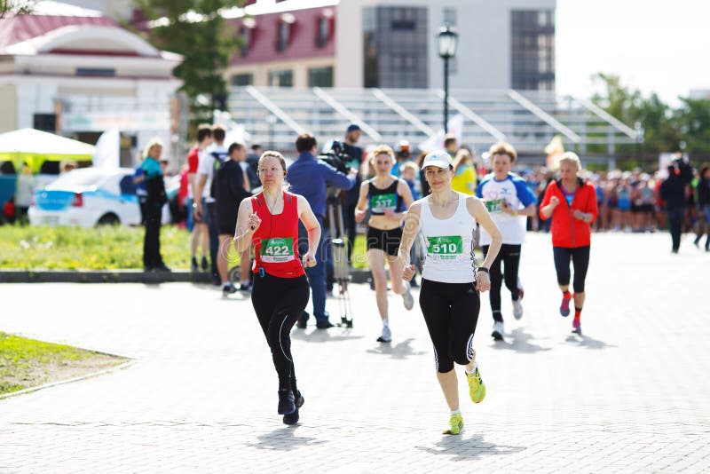Eine Gruppe nicht identifizierte Marathonläufer stockfotos Eine Gruppe nicht identifizierte Marathonläufer stockfotos