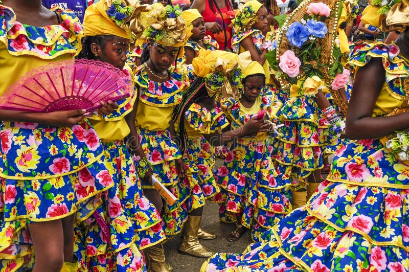 Eine Gruppe Tänzer kleidete in der spanischen Art darstellen Trinidad and Tobago spanischen Kulturerben an