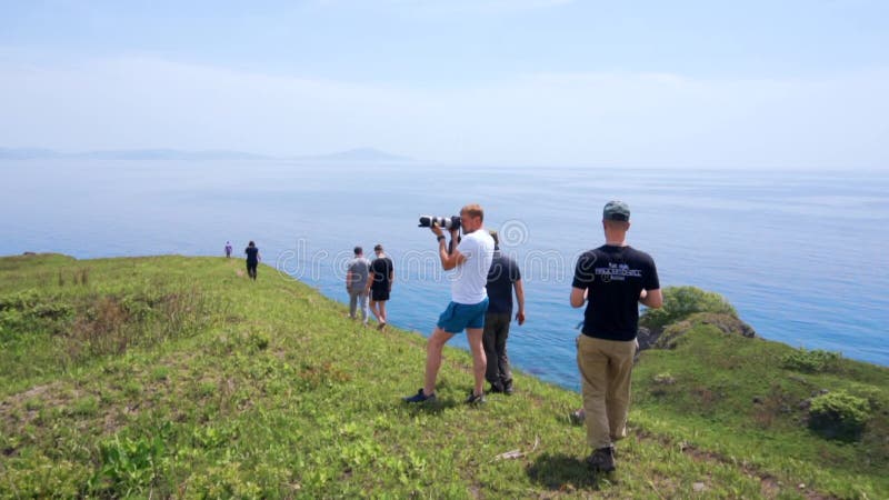 Eine Gruppe von Touristen geht entlang eines wunderschönen Hügels entlang