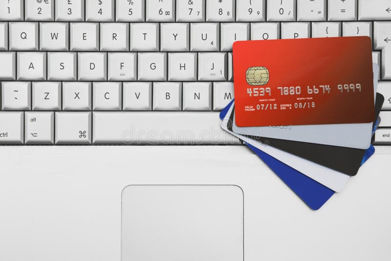 Eine Gruppe weg weg den Kreditkarten und von den Bankkarten auf einem Computerlaptopschlüssel stockbild Eine Gruppe weg weg den Kreditkarten und von den Bankkarten auf einem Computerlaptopschlüssel stockbild