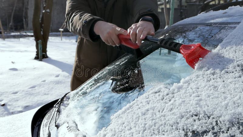 Eine Hand Mit Einem Schaber Und Einer Bürste Im Winter Reinigt Die