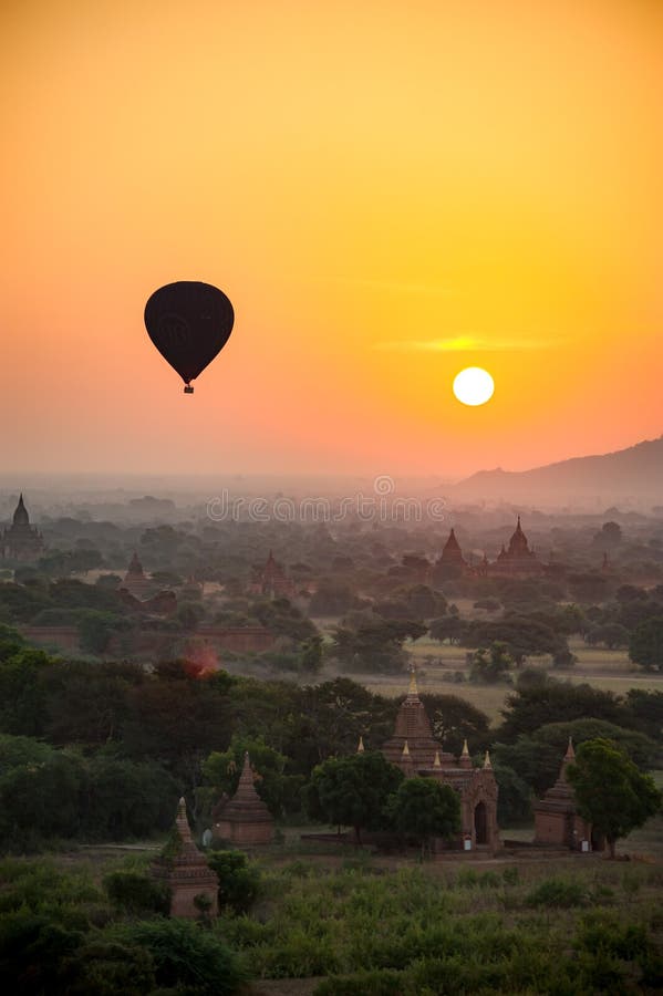 eine Heißluftballonfliege über alter Stadt Bagan Myanmar wenn Sonnenaufgangmorgen lizenzfreies stockbild eine Heißluftballonfliege über alter Stadt Bagan Myanmar wenn Sonnenaufgangmorgen lizenzfreies stockbild
