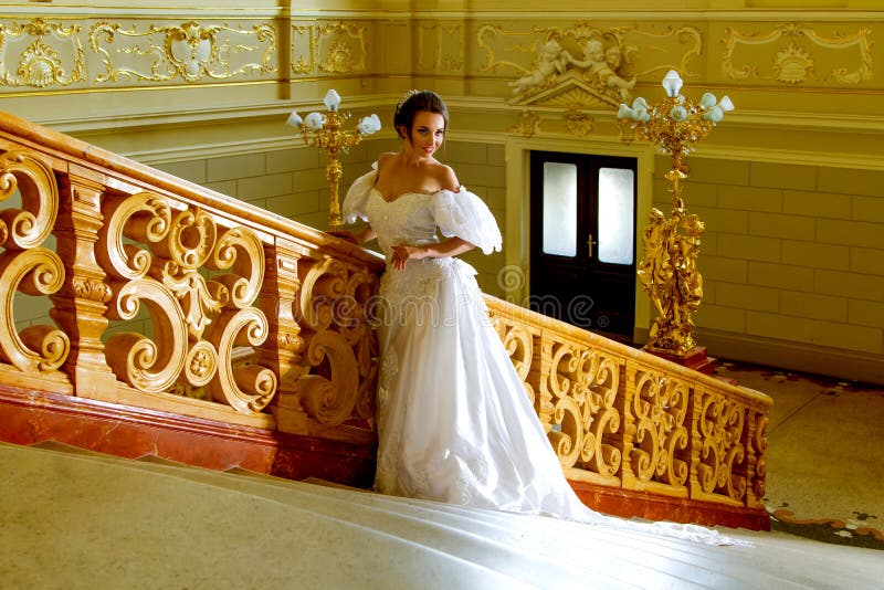 Eine junge Dame in einem luxuriösen weißen Kleid lizenzfreie stockfotos Eine junge Dame in einem luxuriösen weißen Kleid lizenzfreie stockfotos