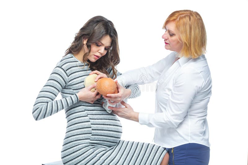 Eine junge Schwangere wird von einem Geburtshelfer für das Stillen eines ungeborenen Babys ausgebildet Lernen auf dem Plan von