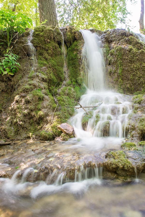 Eine Kaskade von kleinen Wasserfällen in Forest Krushuna, Bulgarien 6 stockbilder Eine Kaskade von kleinen Wasserfällen in Forest Krushuna, Bulgarien 6 stockbilder
