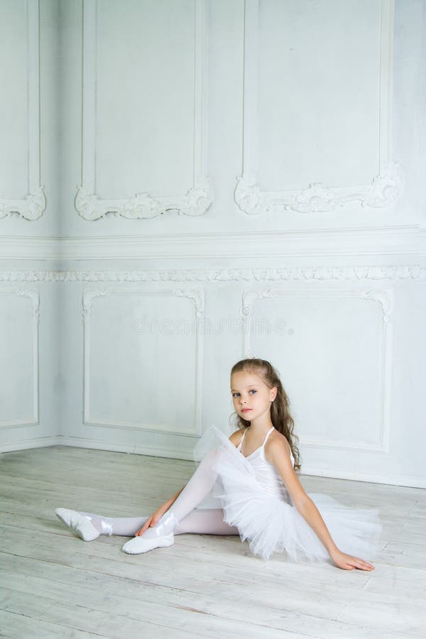Eine kleine entzückende junge Ballerina in einer spielerischen Stimmung im Inter-