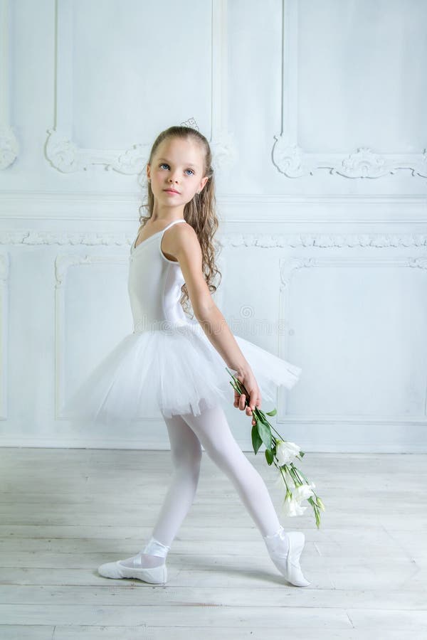 Eine kleine entzückende junge Ballerina in einer spielerischen Stimmung im Inter-