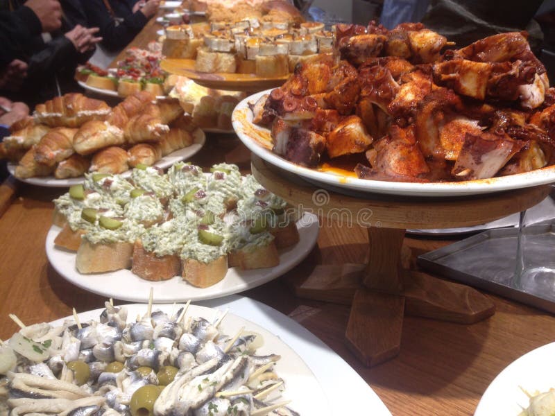 Eine köstliche Auswahl von pintxos stockfotografie Eine köstliche Auswahl von pintxos stockfotografie