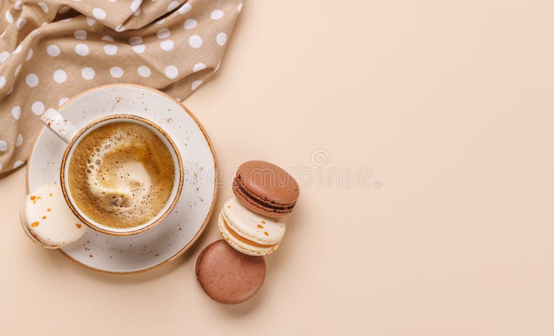 Eine köstliche Kombination aus frisch gebrühtem Kaffee und zarten Macaroons stockbild