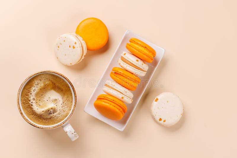 Eine köstliche Kombination aus frisch gebrühtem Kaffee und zarten Macaroons lizenzfreies stockfoto