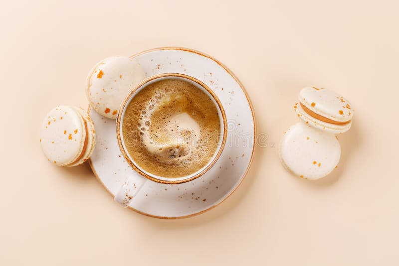 Eine köstliche Kombination aus frisch gebrühtem Kaffee und zarten Macaroons stockfotografie