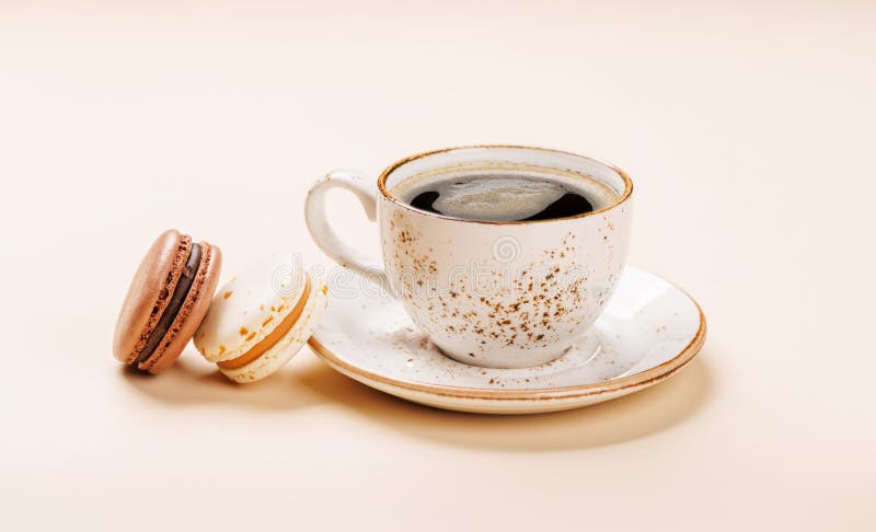 Eine köstliche Kombination aus frisch gebrühtem Kaffee und zarten Macaroons lizenzfreie stockfotos