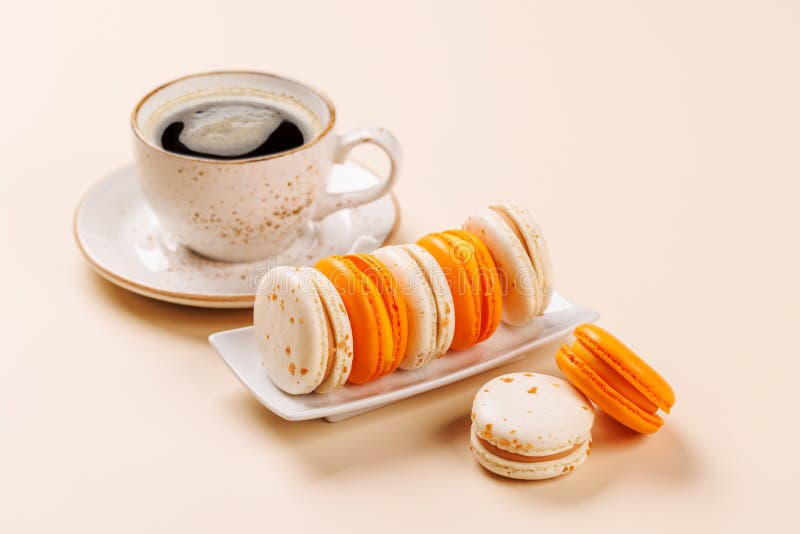 Eine köstliche Kombination aus frisch gebrühtem Kaffee und zarten Macaroons lizenzfreie stockfotografie