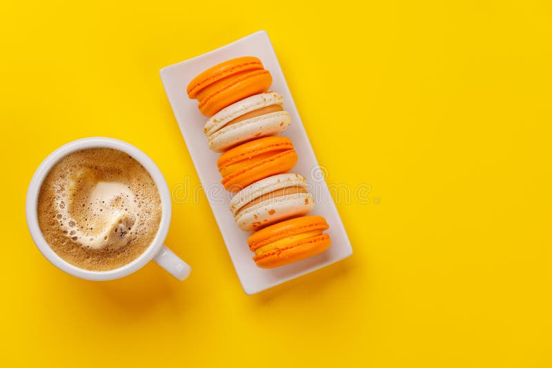 Eine köstliche Kombination aus frisch gebrühtem Kaffee und zarten Macaroons stockfoto