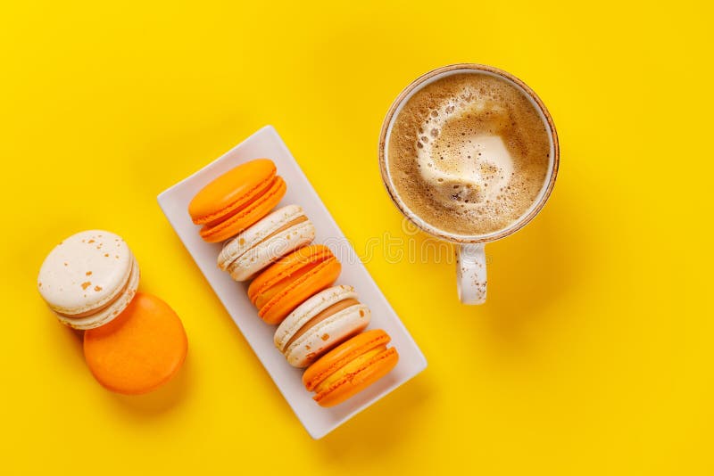 Eine köstliche Kombination aus frisch gebrühtem Kaffee und zarten Macaroons stockbild