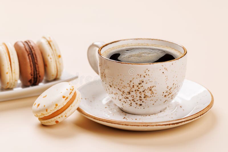 Eine köstliche Kombination aus frisch gebrühtem Kaffee und zarten Macaroons stockfotografie