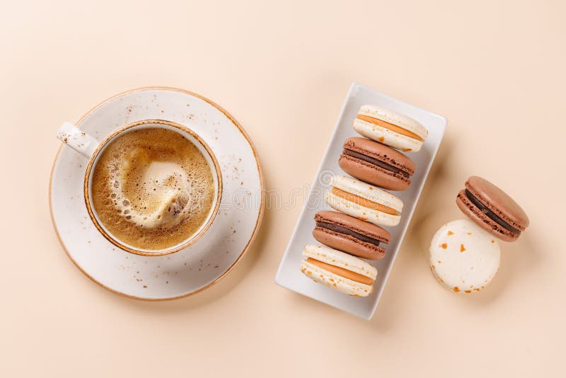 Eine köstliche Kombination aus frisch gebrühtem Kaffee und zarten Macaroons lizenzfreie stockfotos