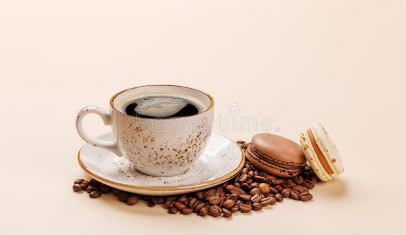 Eine köstliche Kombination aus frisch gebrühtem Kaffee und zarten Macaroons lizenzfreies stockbild
