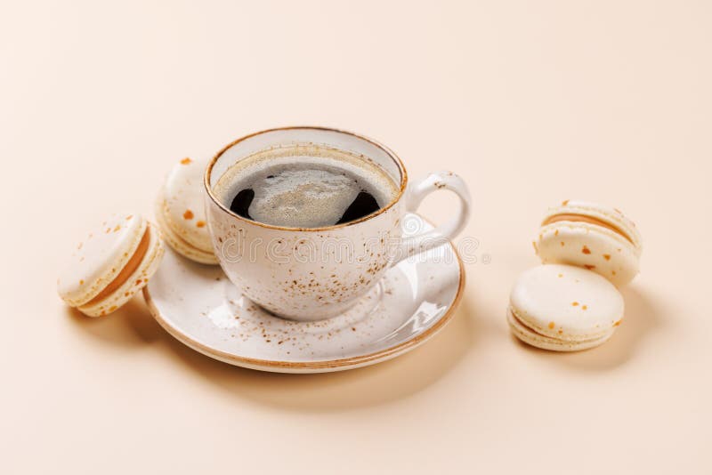 Eine köstliche Kombination aus frisch gebrühtem Kaffee und zarten Macaroons stockbilder
