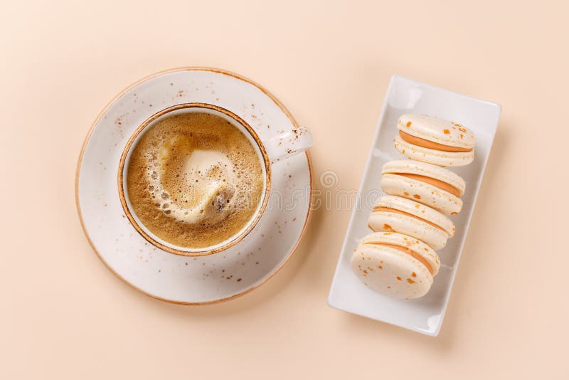 Eine köstliche Kombination aus frisch gebrühtem Kaffee und zarten Macaroons lizenzfreies stockfoto