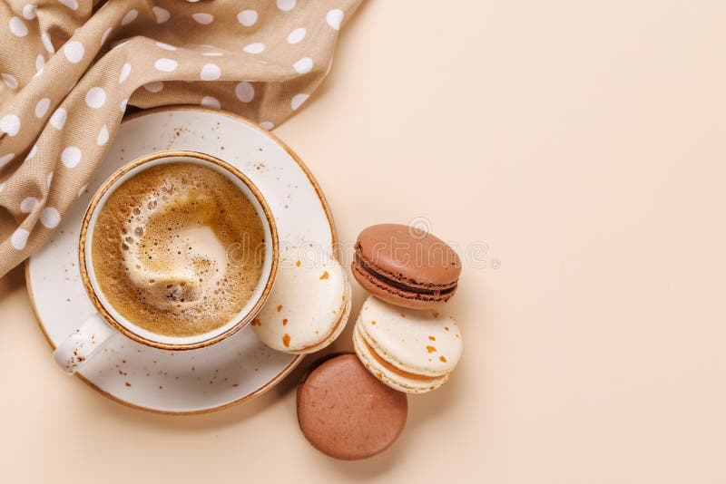 Eine köstliche Kombination aus frisch gebrühtem Kaffee und zarten Macaroons lizenzfreies stockbild