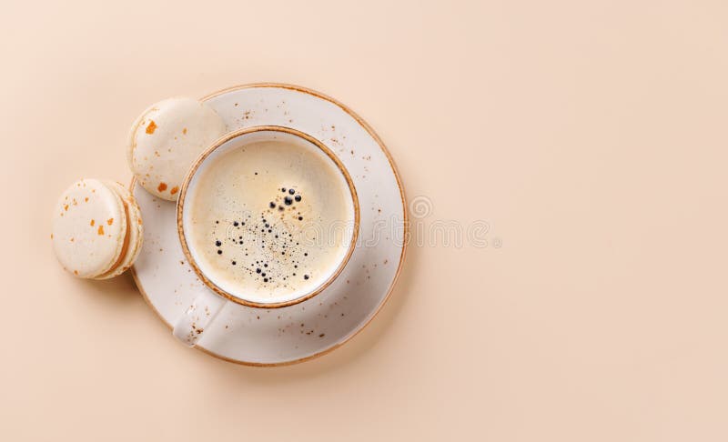 Eine köstliche Kombination aus frisch gebrühtem Kaffee und zarten Macaroons stockfoto