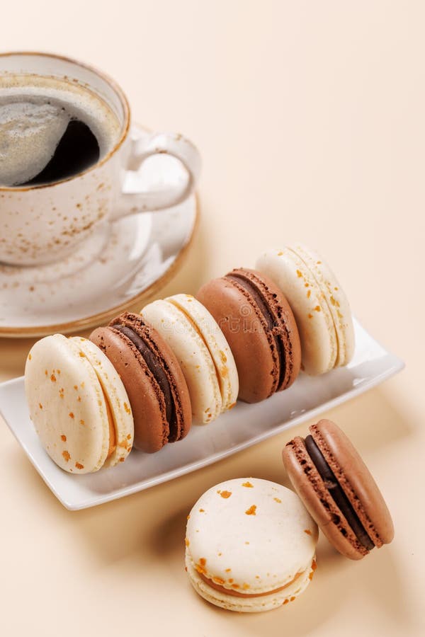 Eine köstliche Kombination aus frisch gebrühtem Kaffee und zarten Macaroons stockfotografie