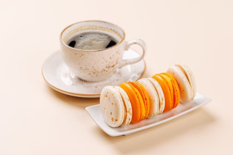 Eine köstliche Kombination aus frisch gebrühtem Kaffee und zarten Macaroons lizenzfreies stockbild