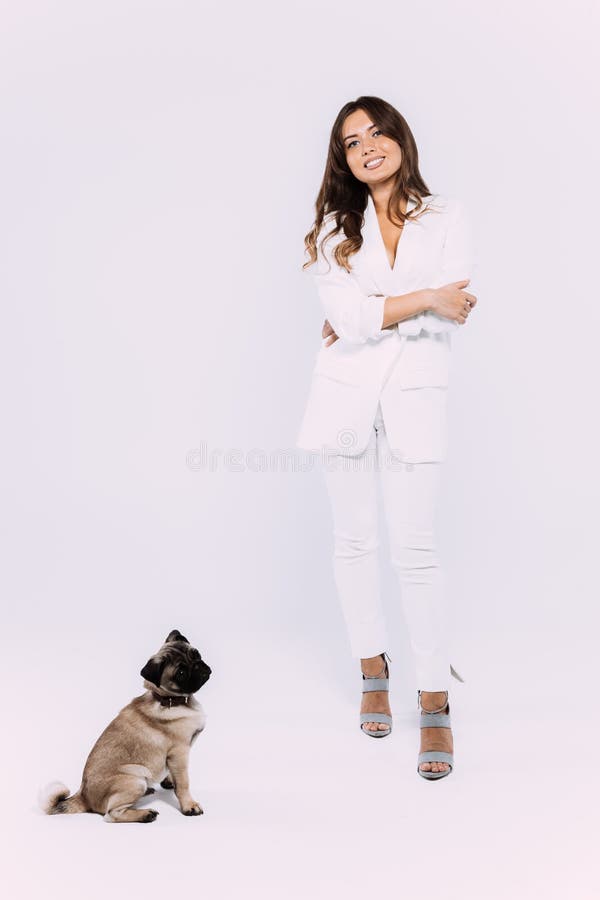 Eine lachende und Lächeln kastanienbraune behaarte Frau in einem weißen Kleid und weißen Schuhen starrte mich am liebevollsten ent lizenzfreies stockbild