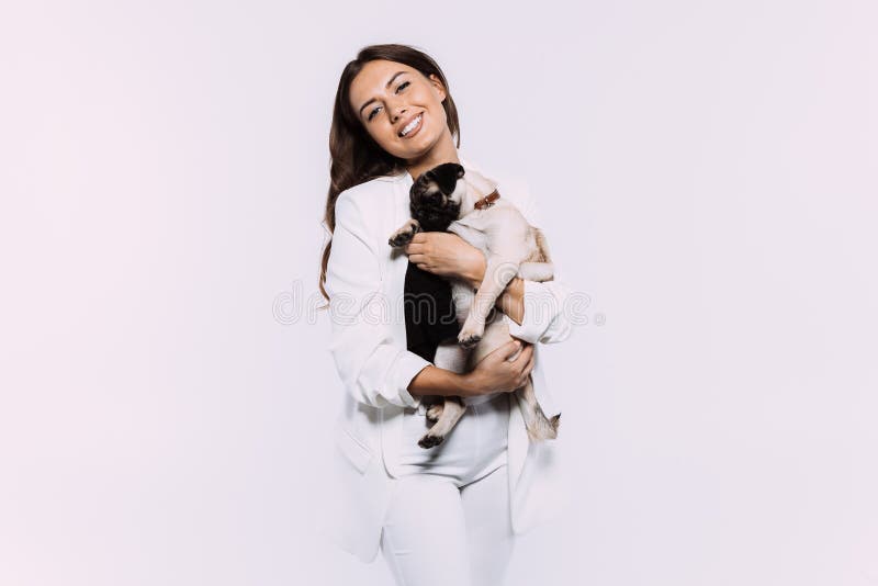 Eine lachende und Lächeln kastanienbraune behaarte Frau in einem weißen Kleid starrte mich am liebevollsten entlang ihrer freundli lizenzfreie stockfotografie