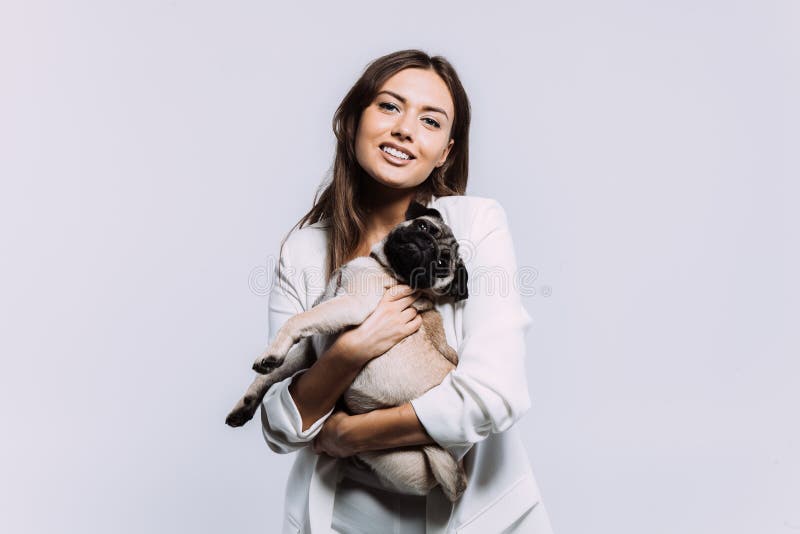 Eine lachende und Lächeln kastanienbraune behaarte Frau in einem weißen Kleid starrte mich am liebevollsten entlang ihrer freundli stockfotografie