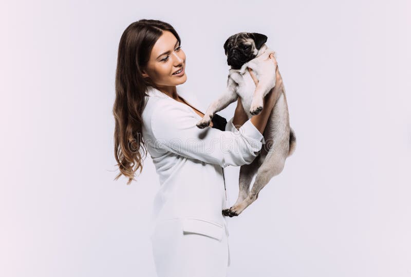 Eine lachende und Lächeln kastanienbraune behaarte Frau in einem weißen Kleid starrte mich am liebevollsten entlang ihrer freundli stockfotografie