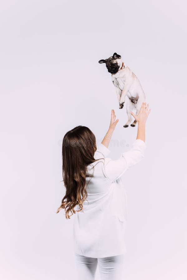 Eine lachende und Lächeln kastanienbraune behaarte Frau in einem weißen Kleid starrte mich am liebevollsten entlang ihrer freundli lizenzfreie stockfotografie